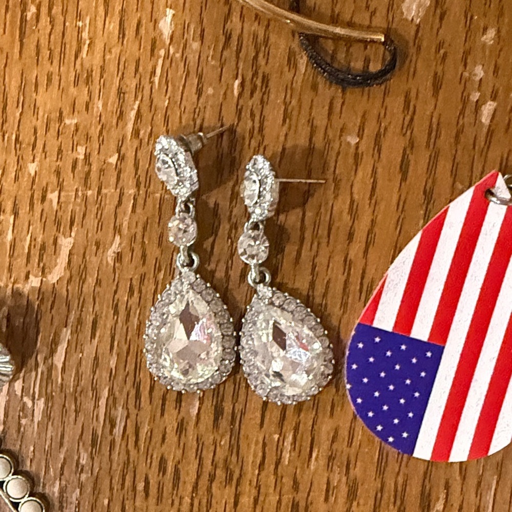 Jewelry Set with Earrings and Bracelets - Picture 5 of 8